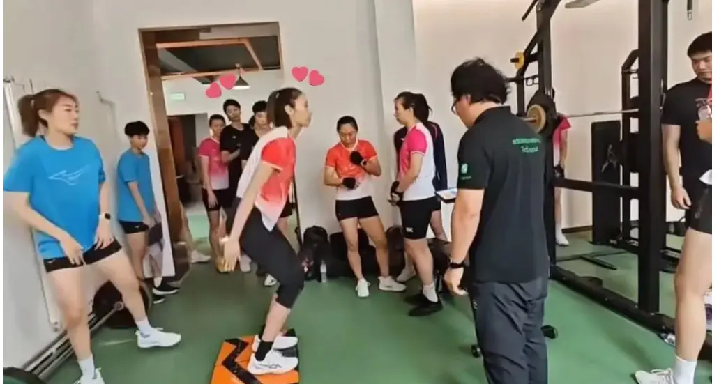 已经出现在