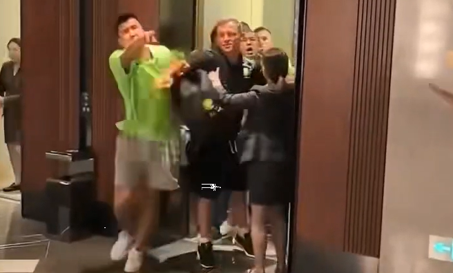 近距离怒怼, 梯门与球迷